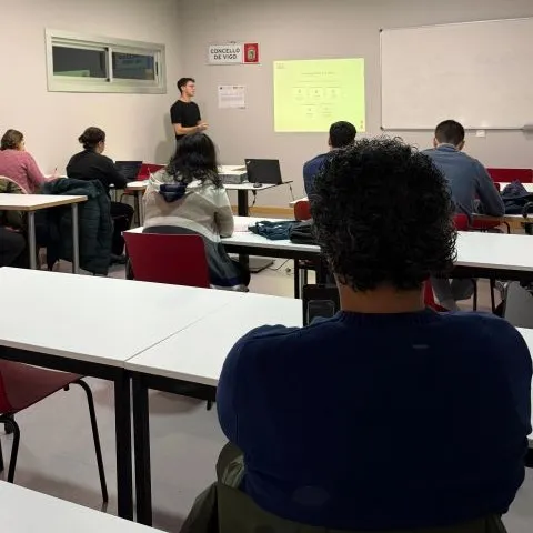 Gabriel Oliveira Carballo impartiendo una formación en Vigo Emprende