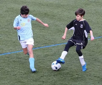 Gabriel jugando al fútbol